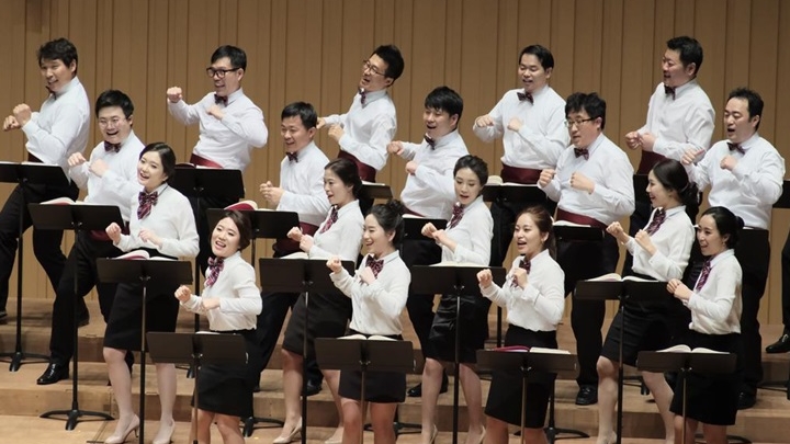 합창단원이 율동에 맞춰 엔딩곡을 부르고 있다