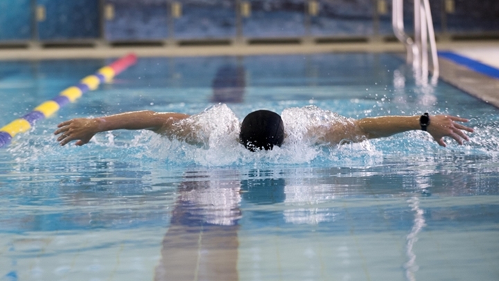 대학생 기자단이 기어 스포츠를 착용하고 수영 중