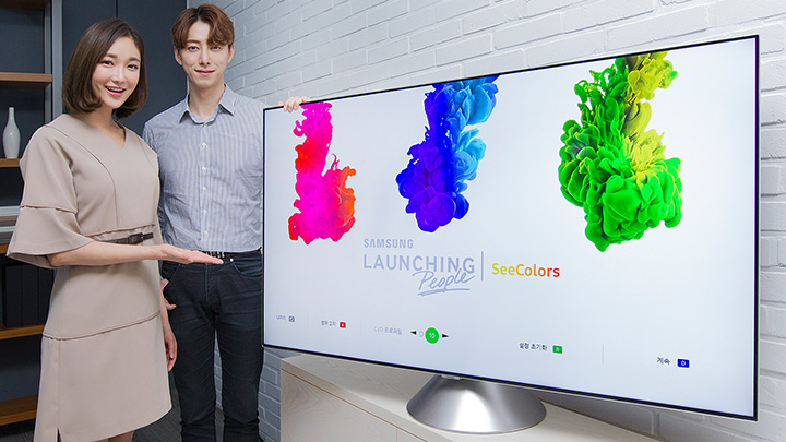삼성전자 모델들이 삼성 스마트 TV로 색각이상자를 위한 씨컬러스 앱을 소개하고 있다.