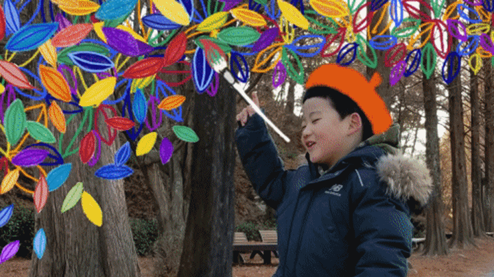 마루는 앙상한 나무들에게 멋진 무지개 옷을 만들어주었어요.