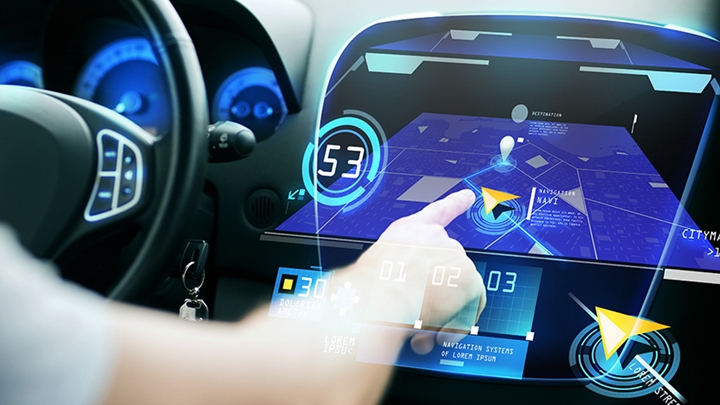 자동차 네비게이션을 확인하는 사람