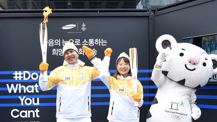 성화봉송 주자로 나선 이창훈 앵커와 수호랑