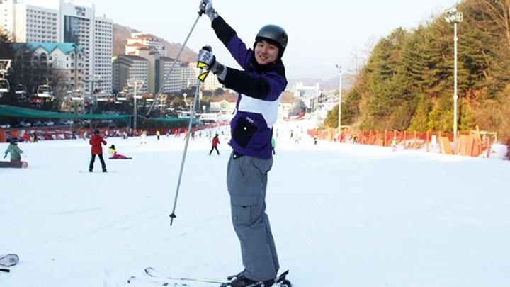 대학생 기자단 학생이 슬로프에 나섰다 기어 스포츠를 착용하고 있다