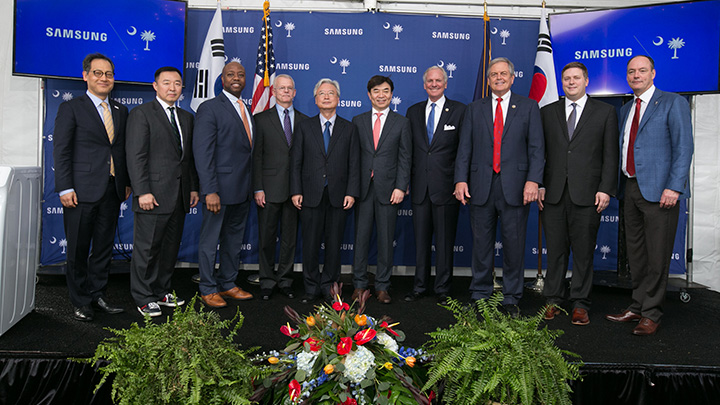 좌측부터 김영준(아틀란타 주재 총영사), 서준호(삼성전자 미국 가전생산법인장, 전무), 팀 스캇(미 상원의원), 웨인 아담스(뉴베리카운티 대표), 조윤제(주미 한국대사), 김현석(삼성전자 CE부문장, 사장), 헨리 맥마스터(사우스캐롤라이나 주지사), 랄프 노만(연방 하원의원), 이안 스테프(미 상무부 부차관보), 팀 백스터(삼성전자 북미총괄, 사장)