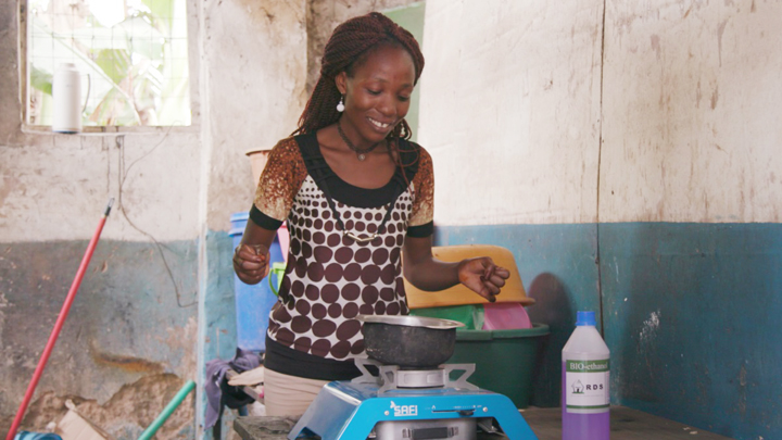 100케냐실링(약 1,000원)의 바이오에탄올 한 병(1리터)을 5~6일 간 사용할 수 있다