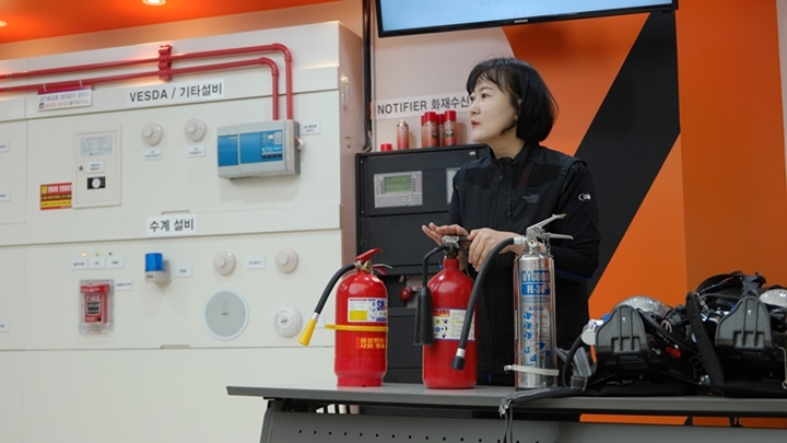 초기에 화재에 신속하게 대처할 수 있도록 소화기 사용법을 친절하게 설명하는 정연순 서포터