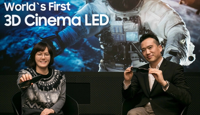 Enterprise 상품기획그룹 구동수씨(우)가 Enterprise 마케팅그룹(VD) 김소희씨(좌)와 함께 최고의 화질로 즐길 수 있는 3D 시네마 LED의 장점을 소개하고 있다