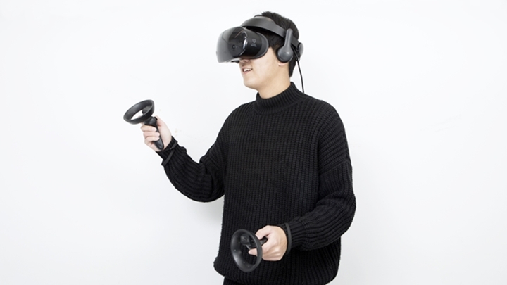 HMD 오디세이를 모델이 체험하고 있다