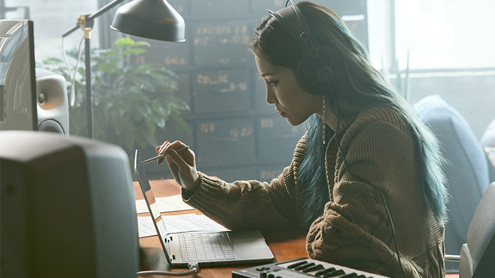 노트북 펜과 헤이즈 섬네일