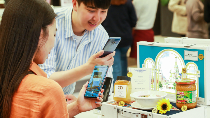 서울 강남 파미에스테이션에 마련된 ‘갤럭시 스튜디오’에서 카메라만 대면 각국의 요리, 메뉴판, 와인, 관광명소, 식재료 등의 정보 확인이 바로 가능한 ‘빅스비 비전’을 체험하고 있는 모습