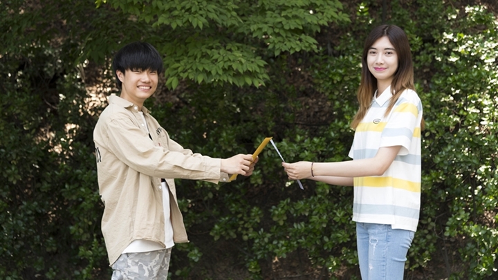 서로에게 쓴 편지를 건내는 수지 학생과 예기 학생