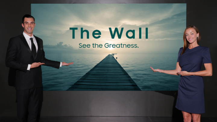 삼성전자가 6일부터 8일까지(현지시간) 미국 라스베이거스에서 열리는 세계 최대 디스플레이 전시회 '인포콤 2018(InfoComm 2018)'에 참가해 '더 월(The Wall)'의 상업용 디스플레이 버전인 '더 월 프로페셔널 (The Wall Professional)'을 공식 출시했다. '더 월 프로페셔널'은 인포콤 기간부터 본격적인 수주에 돌입, 미국 등 글로벌 전 지역에 동시 판매를 시작하며 3분기 내 설치를 시작할 예정이다. 삼성전자 모델이 인포콤 삼성전자 전시부스에서 '더 월 프로페셔널'을 소개하고 있다.