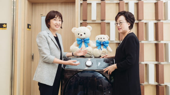삼성전자 김현숙 상무(좌측)가 애란원 강영실 원장에게 14kg 대용량 건조기 '그랑데'의 사용법을 소개하고 있다.