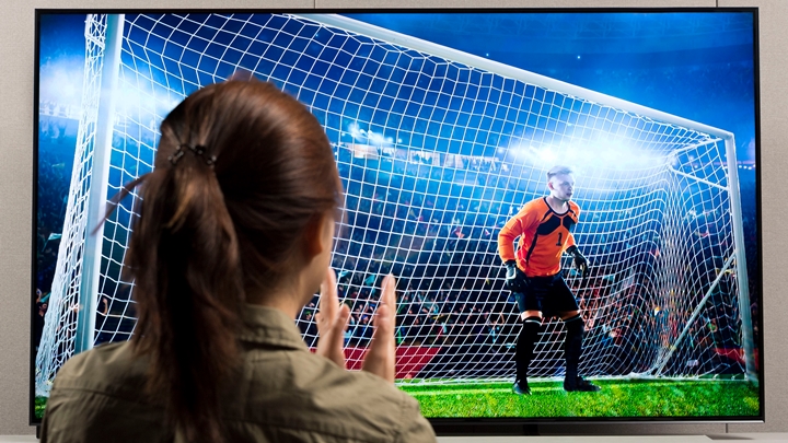 QLED를 즐기는 사람의 뒷모습