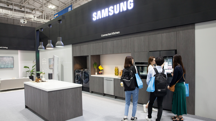 홈IoT 냉장고 앞에 모여 있는 사람들