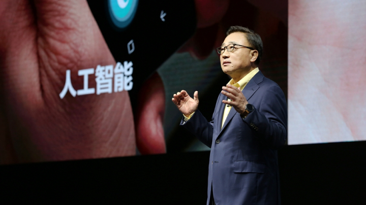 지난 15일(현지시간) 중국 상하이에서 진행된 ‘갤럭시 노트9’ 출시 행사에서 IM부문장 고동진 사장이 ‘갤럭시 노트9’을 소개하는 모습