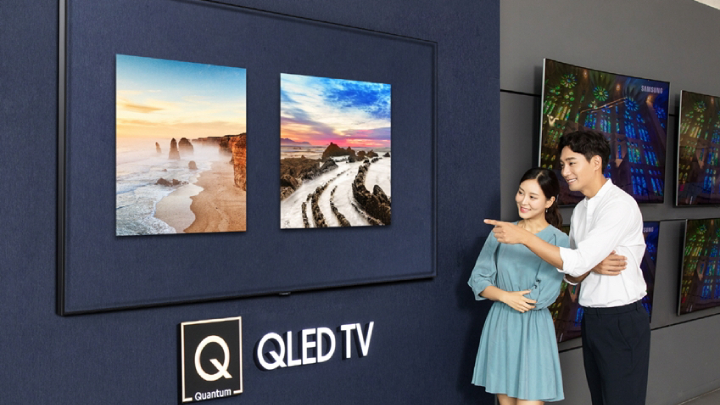 삼성전자 모델들이 삼성 디지털프라자 용인구성점의 새롭게 단장한 QLED TV 존에서 삼성 QLED TV를 감상하고 있다.