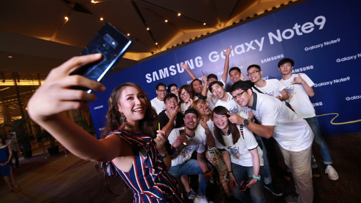 17일(현지시간) 태국 방콕의 초대형 쇼핑몰 시암 파라곤에서 진행된 ‘갤럭시 노트9’ 출시 행사에 참석한 소비자들이 제품을 체험하고 있는 모습.