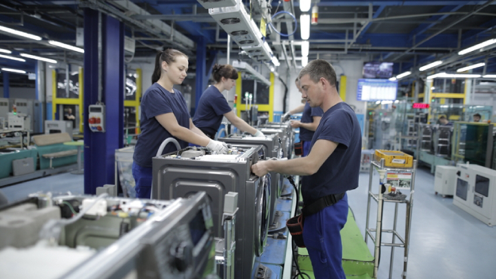 삼성전자의 유럽향 세탁기와 냉장고 등을 생산하는 삼성전자 폴란드 공장의 제조 현장 모습.