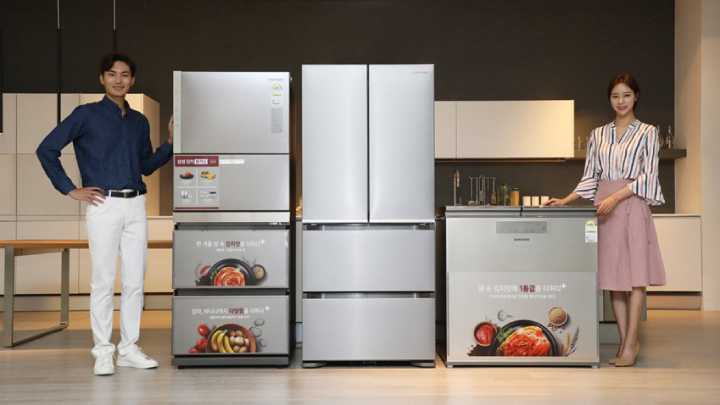 삼성전자 모델이 김치는 물론, 바나나·감자 등 보관이 까다로운 식재료까지 맞춤 보관이 가능한 프리미엄 김치냉장고 2019년형 ‘김치플러스’를 소개하고 있다.