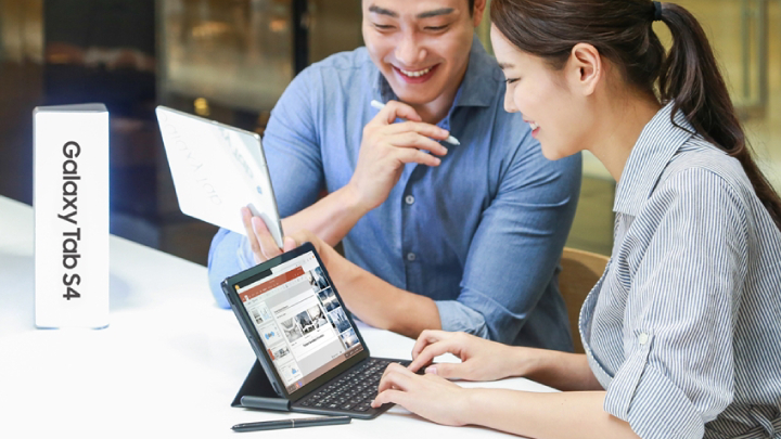 삼성 프리미엄 태블릿 ‘갤럭시 탭 S4’를 체험하고 있는 모습.