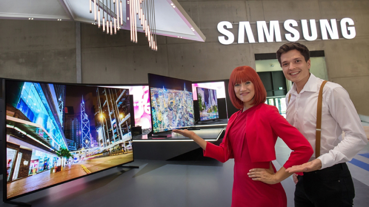 IFA 2018 공식 모델과 삼성전자 모델이 8K 해상도와 퀀텀닷을 기반으로 한 삼성전자 'QLED 8K'를 소개하고 있다.