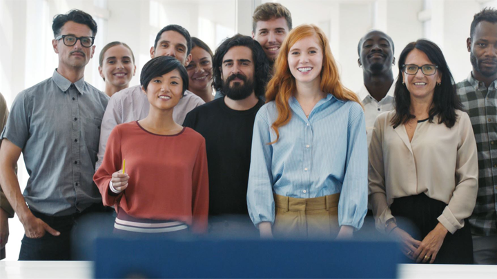 갤럭시 노트 9 블르투스 S펜을 활용해 사진을 찍고 있는 사람들