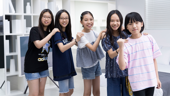 단체 1위를 수상한 ‘굴포초 6영어 Again’팀을 대표로 시상식에 참가한 5명의 학생들. (왼쪽부터) 이지우 학생, 황지연 학생, 허지원 학생, 강윤서 학생, 허단율 학생