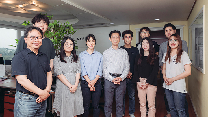 환하게 웃으며 포즈를 취하고 있는 링크플로우 임직원들