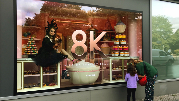삼성전자가 독일 베를린 내의 주요 지하철역인 '바인마이스터역(Weinmeister Strasse)'과 컨퍼런스센터 'BCC(Berlin Congress Center GmbH)'에 설치한 'QLED 8K' 옥외광고