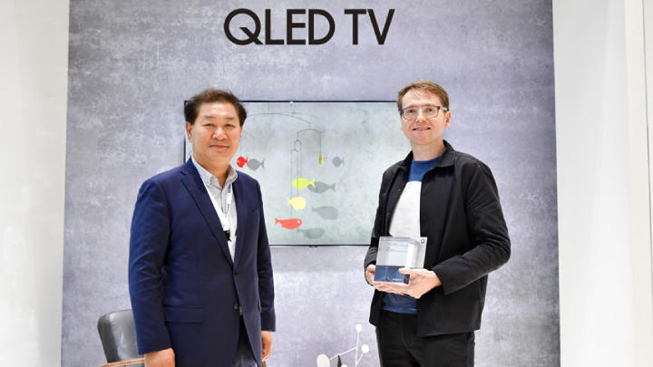 삼성전자가 영국 디자인 전문 매체 ‘디진(Dezeen)’과 공동 주최한 'QLED TV 매직 스크린 공모전'에 대해 8월 31일(현지 시간) 유럽 최대 가전 박람회인 IFA 2018에서 최종 우수작 시상을 진행했다. 시상식에서 이번 공모전 대상을 수상한 영국과 덴마크의 디자인팀, ‘스위프트 크리에이티브스(Swift Creatives)’의 매튜 커커릴(Matthew Cockeril) 디자이너가 삼성전자 영상디스플레이사업부의 한종희 사장과 기념 촬영을 하고 있다.