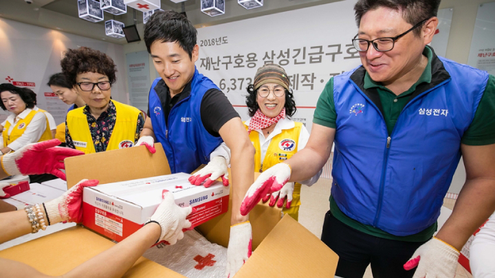 6일 서울 양천구 대한적십자사 긴급구호종합센터에서 삼성전자 임직원들과 적십자 봉사자들이 함께 긴급구호품을 포장하고 있다.
