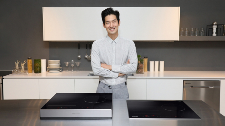 삼성전자 모델이 화력을 강화하고 전기 공사 없이 플러그만 꽂아 간편히 사용할 수 있는 신제품 ‘전기레인지 인덕션’(NZ63N7757CK)을 소개하고 있다.