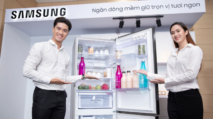 삼성전자가 13일(현지시간) 베트남 호치민에 위치한 가전복합단지에서 상냉장·하냉동 냉장고 신제품을 출시하고 빠르게 성장하는 동남아 프리미엄 냉장고 시장을 공략한다.