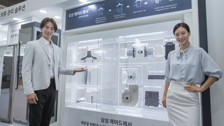 삼성전자가 18일부터 20일까지 서울 코엑스(COEX)에서 열리는 ‘에어페어 2018 - 미세먼지 및 공기산업 박람회’(이하 ‘에어페어 2018’)에 참가해 미세먼지 예방부터 실내 환경 개선까지 도와주는 ‘토탈 청정 솔루션’을 선보였다. 삼성전자 모델들이 삼성 ‘에어드레서’ 기능을 설명하고 있다.
