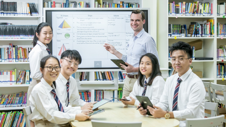 삼성전자가 싱가포르 한국국제학교(Singapore Korean International School, SKIS)에 디지털 플립차트 ‘삼성 플립(Samsung Flip)’을 공급하며 스마트 스쿨 사업에 앞장섰다.