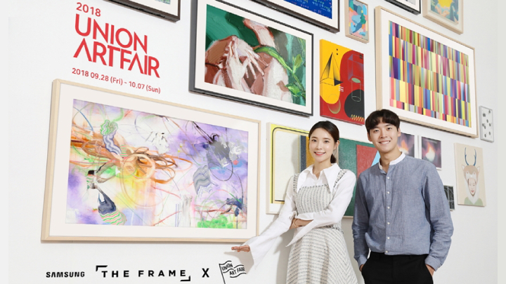 9월 28일부터 10월 7일까지 서울 성수동에 위치한 에스팩토리(S-FACTORY)에서 열리는 현대미술 작가들의 축제 ‘유니온 아트페어 2018’에서 모델들이 삼성전자의 라이프스타일 TV ‘더 프레임(The Frame)’을 활용해 전시된 현대미술 작가들의 작품들을 소개하고 있다.