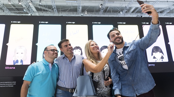 관람객들이 갤럭시 노트9 S펜의 블루투스 기능을 이용해 셀피를 촬영하고 있다.