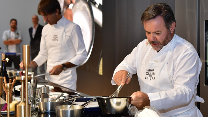 쿠킹쇼를 펼치고 있는 다비데 셰프와 미셸 쉐프