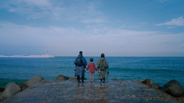 바다 앞에 서있는 소녀와 기영, 기영 아들