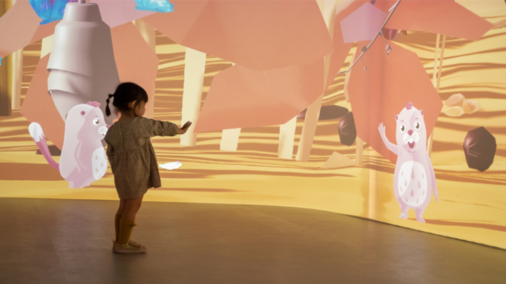 키즈모드 놀이터에서 놀고 있는 아이들의 모습