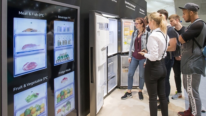 유럽 최대 가전 박람회 IFA 2018에서 삼성전자 양문형 냉장고가 전시돼 많은 관람객으로부터 관심을 이끌었다.