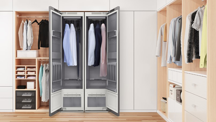 소재에 맞춰 꼼꼼하고 세심하게 관리해 준다면 아끼는 옷을 더욱 깔끔하게, 오래 입을 수 있다.