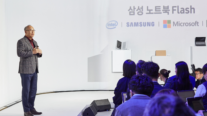 flash에 대해 설명하고 있는 최영규 전무