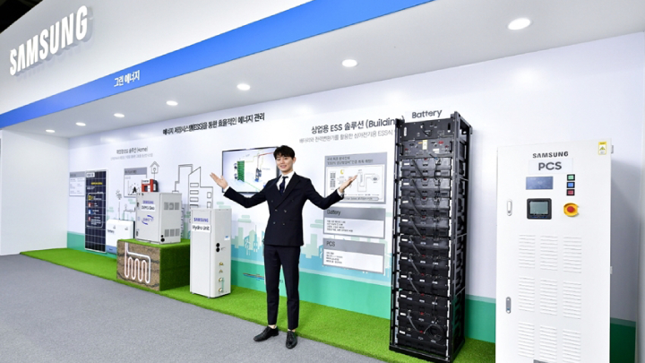 삼성전자 모델이 ‘에너지 저장 장치(ESS, Energy Storage System)’를 활용한 에너지 절감 솔루션을 소개하고 있다.
