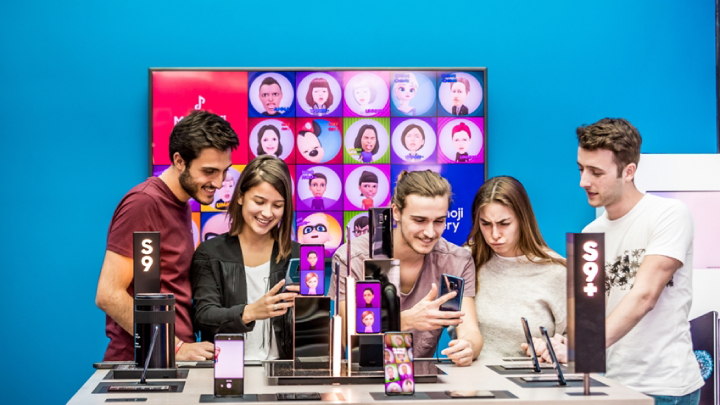 아르헨티나 부에노스아이레스 아바스토몰에서 운영 중인 ‘삼성 올림픽 쇼케이스’에서 다양한 삼성전자 최신 제품을 체험하고 있는 모습