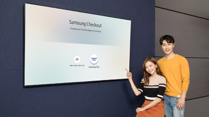 삼성디지털프라자 용인 구성점에서 모델들이 2018년형 삼성 QLED TV 내에 탑재된 T-커머스(T-Commerce) 전용 결제 시스템 ‘삼성 체크아웃(Samsung Checkout)’에 도입된 ‘삼성페이’ 간편결제 서비스를 소개하고 있다.