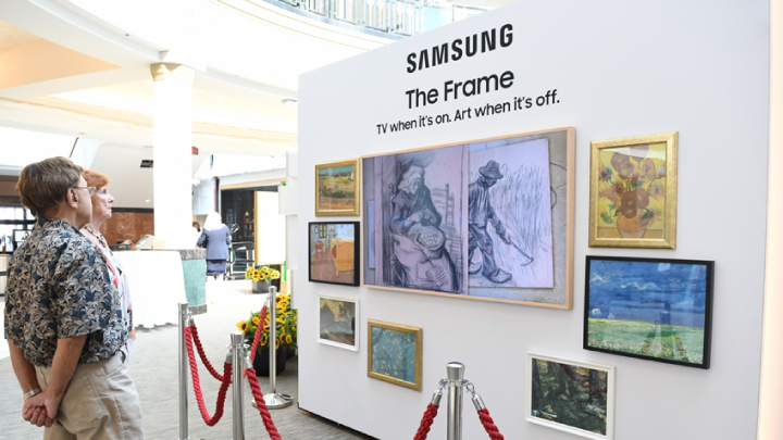 삼성전자가 네덜란드 ‘반 고흐 미술관(Van Gogh Museum)’과 파트너십을 맺고 내년 1월 31일까지 미국 대형 쇼핑몰에서 ‘더 프레임(The Frame)’ TV를 활용한 팝업 전시회 투어를 진행한다. 미국 필라델피아에 위치한 쇼핑몰 ‘킹 오브 프러시아(King of Prussia Mall)’에서 관람객들이 삼성전자의 라이프스타일 TV ‘더 프레임’을 통해 반 고흐의 생애와 작품을 감상하고 있다.