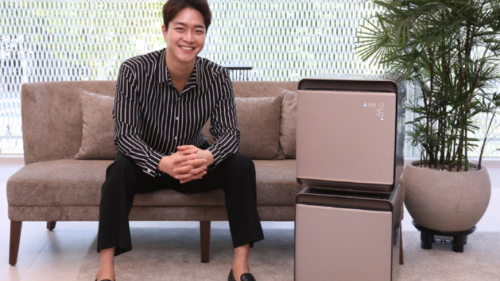 삼성전자가 메탈 실버·화이트 색상의 ‘삼성 큐브’ 라인업에 신규 색상인 메탈 브라운(Metal Brown)을 추가하며 국내 프리미엄 공기청정기 시장을 이끈다. 메탈 브라운 색상 ‘삼성 큐브’는 15일부터 청정 면적 47·94 제곱미터 2개 모델로 출시되며, 출고가 기준 가격은 각각 100만원과 200만원이다.