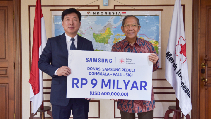 인도네시아 지진 피해 복구를 위해 15일(현지시간) 삼성전자 인도네시아 법인장 권재훈 상무가 인도네시아 적십자사 기난자르(Ginandjar) 부총재에게 성금을 전달하고 있다.